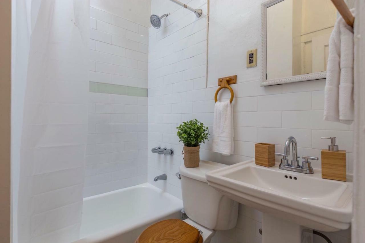 Lavish 3 Bedroom Apt In Williamsburg!! นิวยอร์ก ภายนอก รูปภาพ